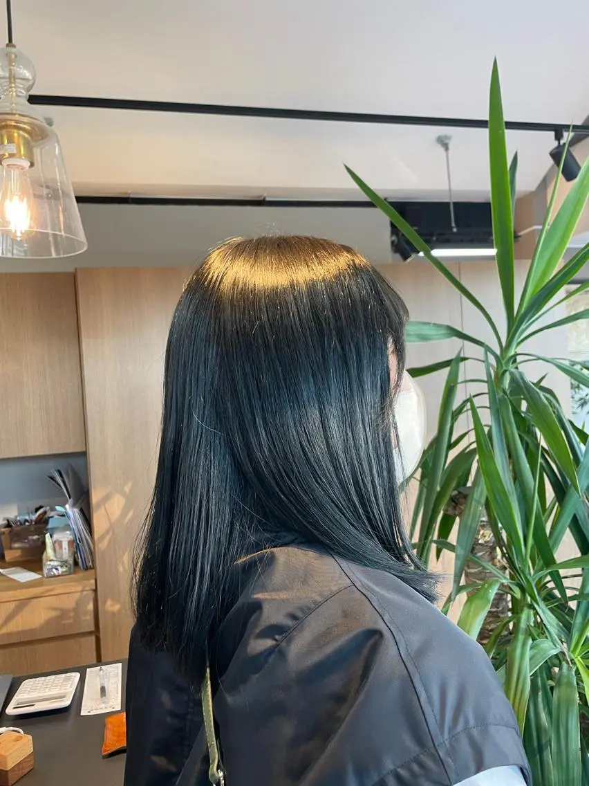 ミディアム カラー 黒髪 ブルーカラー ブルーブラック マキノ キョウカのヘアスタイル
