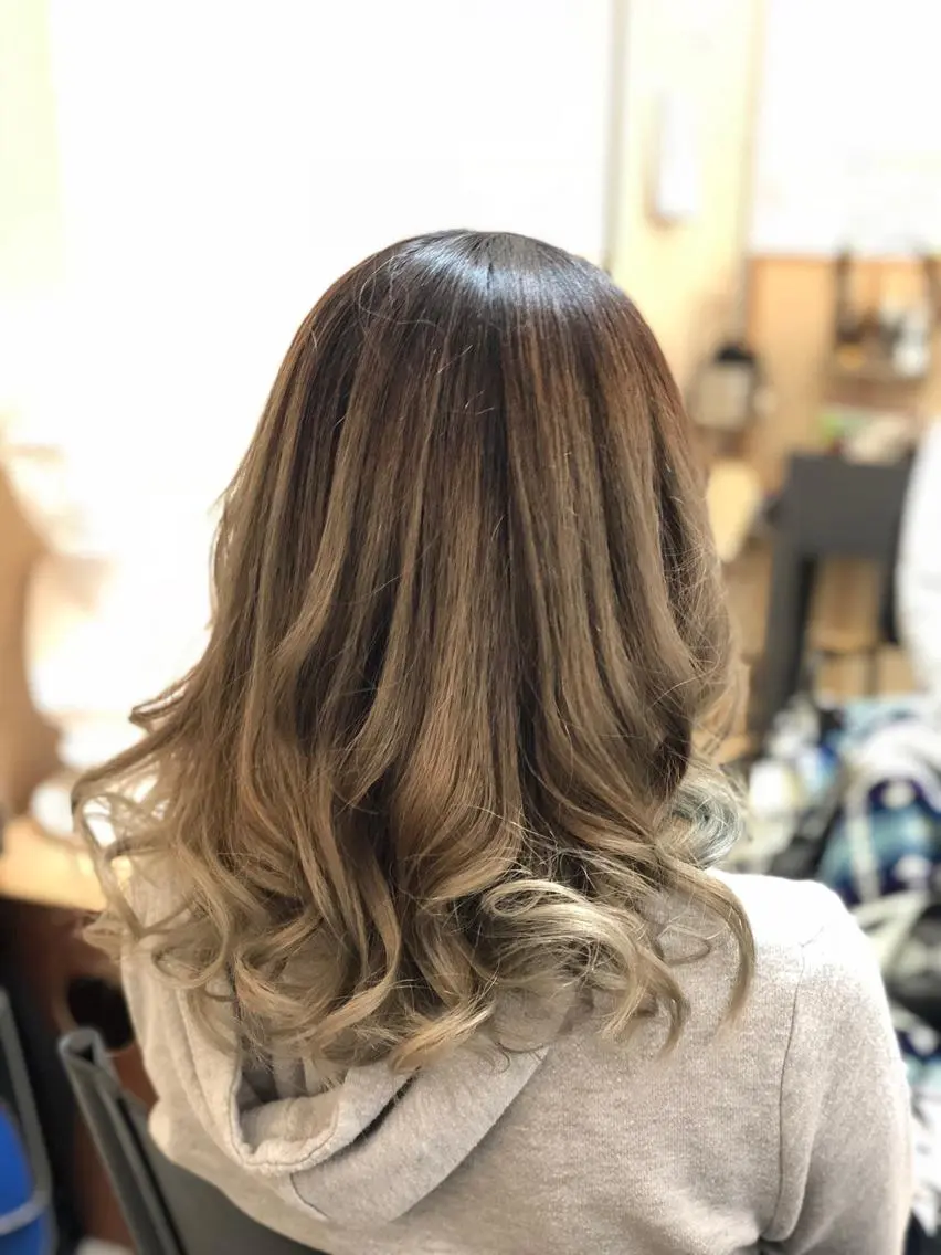 セミロング カラー ベージュカラー ブリーチ グラデーションカラー シルバー シルバーベージュ carre hair 店長 中園 武士のヘアスタイル