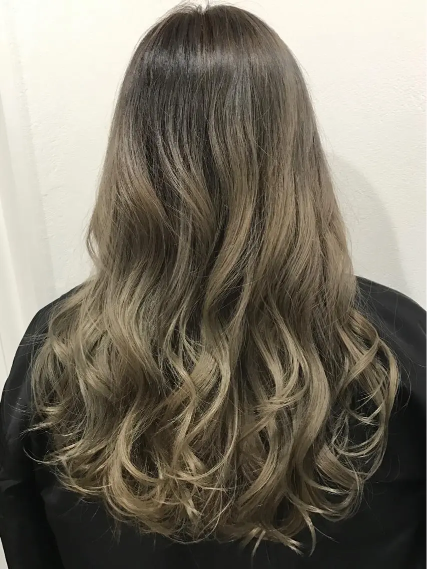 ロング カラー シルバー 若杉 諒のヘアスタイル