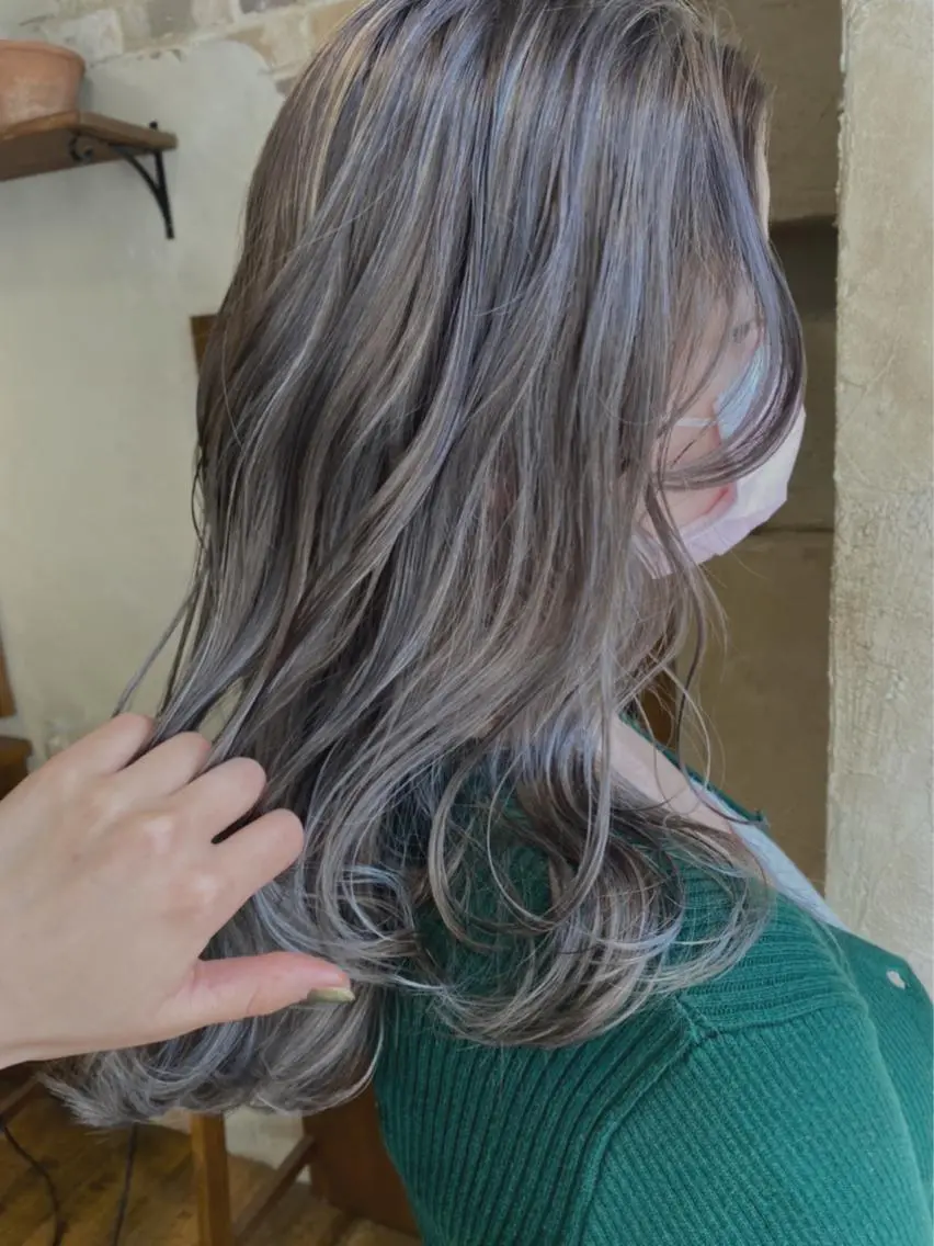セミロング カラー ブリーチ グレージュ ハイライトカラー ハイライト マンツーマン 美容師💚コウブチのヘアスタイル