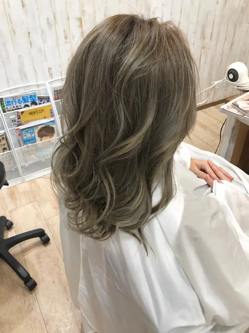 カラー アッシュ やじま ひろこのヘアスタイル
