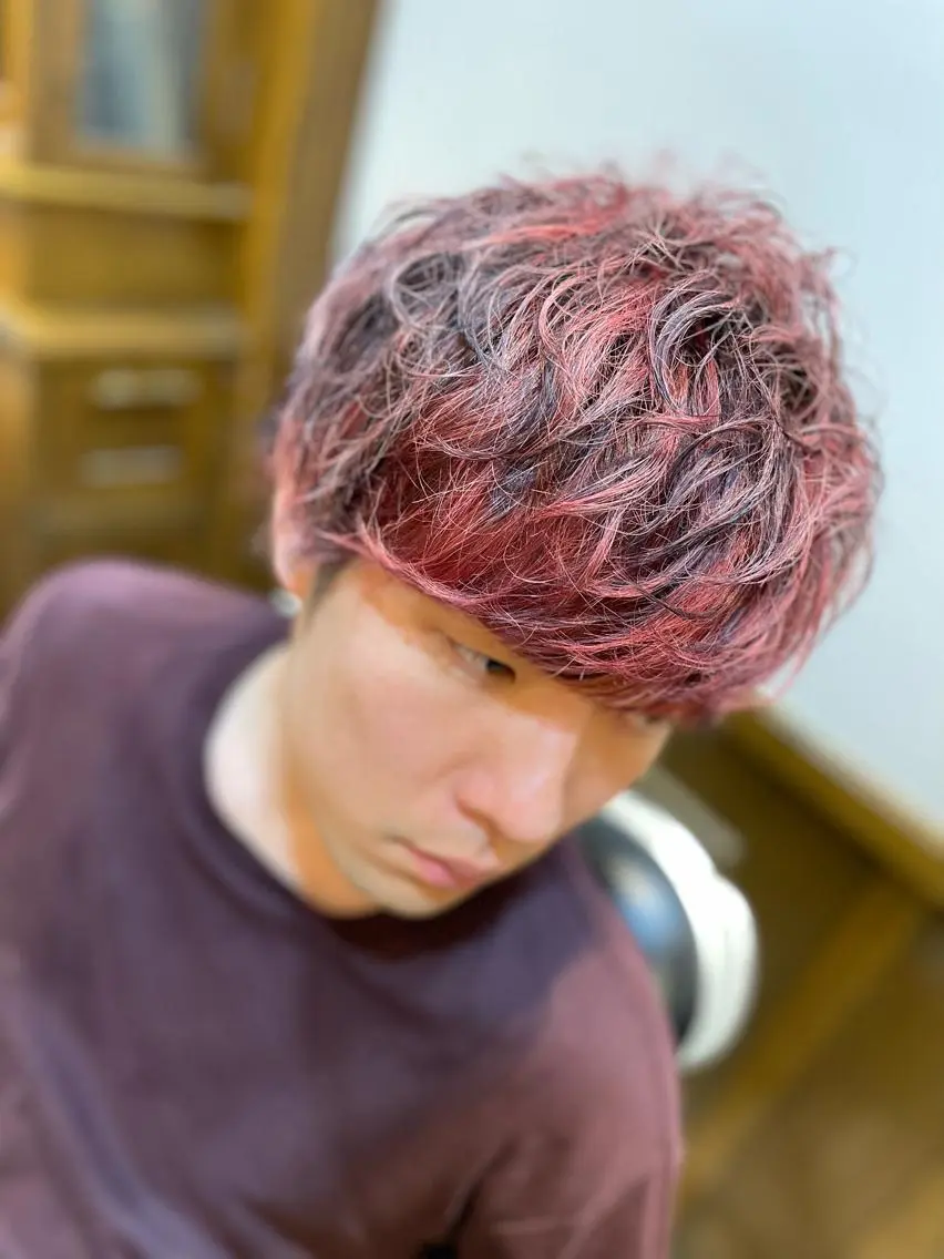 ショート カラー パーマ メンズ メンズハイライト マッシュ ハイライトカラー レッドカラー ハイライト 近藤 真のヘアスタイル