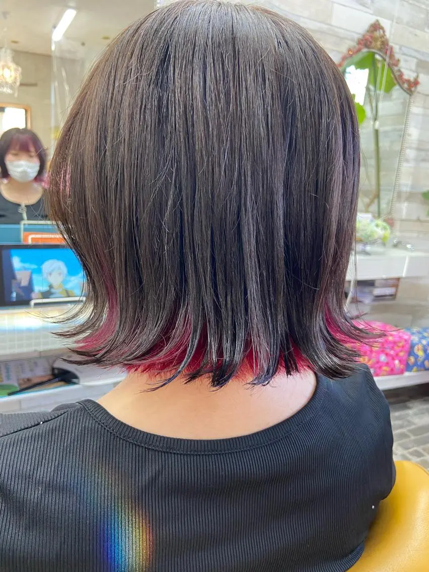ショート カラー ブリーチ インナーカラー 外ハネヘア 大坪 拓斗のヘアスタイル