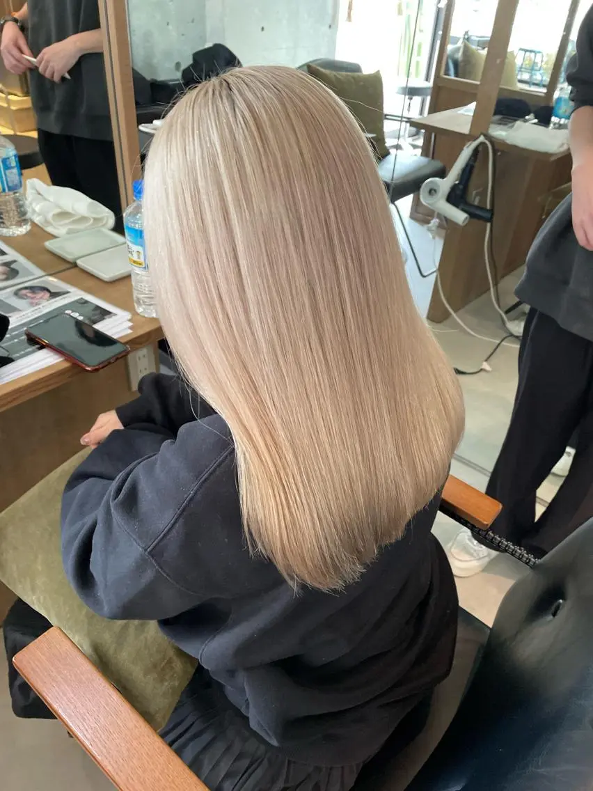 セミロング シンプル 美容室のヘアスタイル