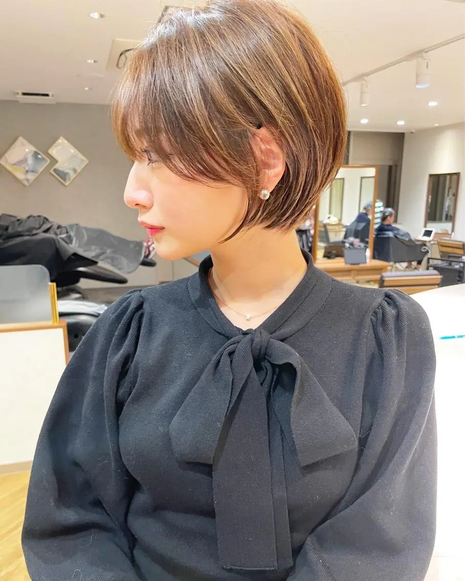 ショート 透明感オリーブ🫒/ ブリーチなしWカラーのヘアスタイル