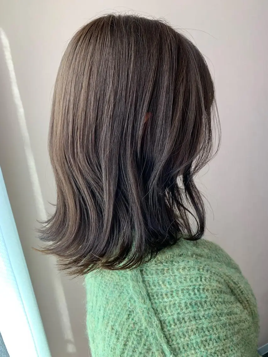 セミロング カラー ブリーチ グレージュ ブリーチなしカラー hubhair レイヤー/透明感のヘアスタイル