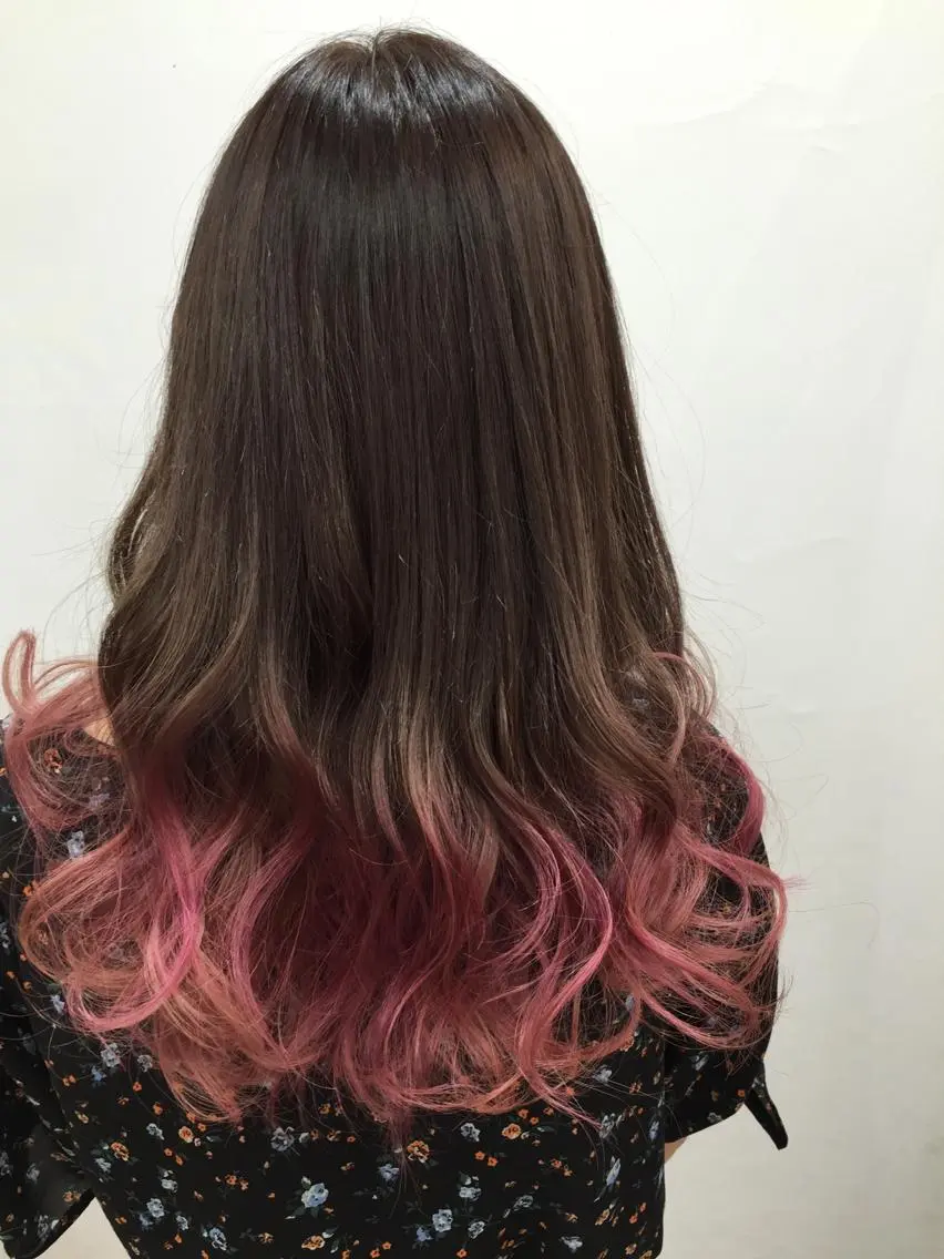 ロング カラー ブラウンカラー ショコラブラウン グラデーションカラー ピンクカラー ブロンド/艶カラー/ レイヤー/MIKUのヘアスタイル