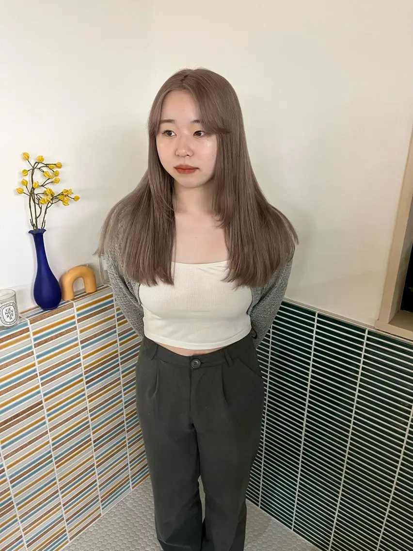 ミディアム カラー ブリーチ グレージュ ヘアカラー トリートメント 🩷ハイトーン透明感 レイヤー🩷ユリカのヘアスタイル