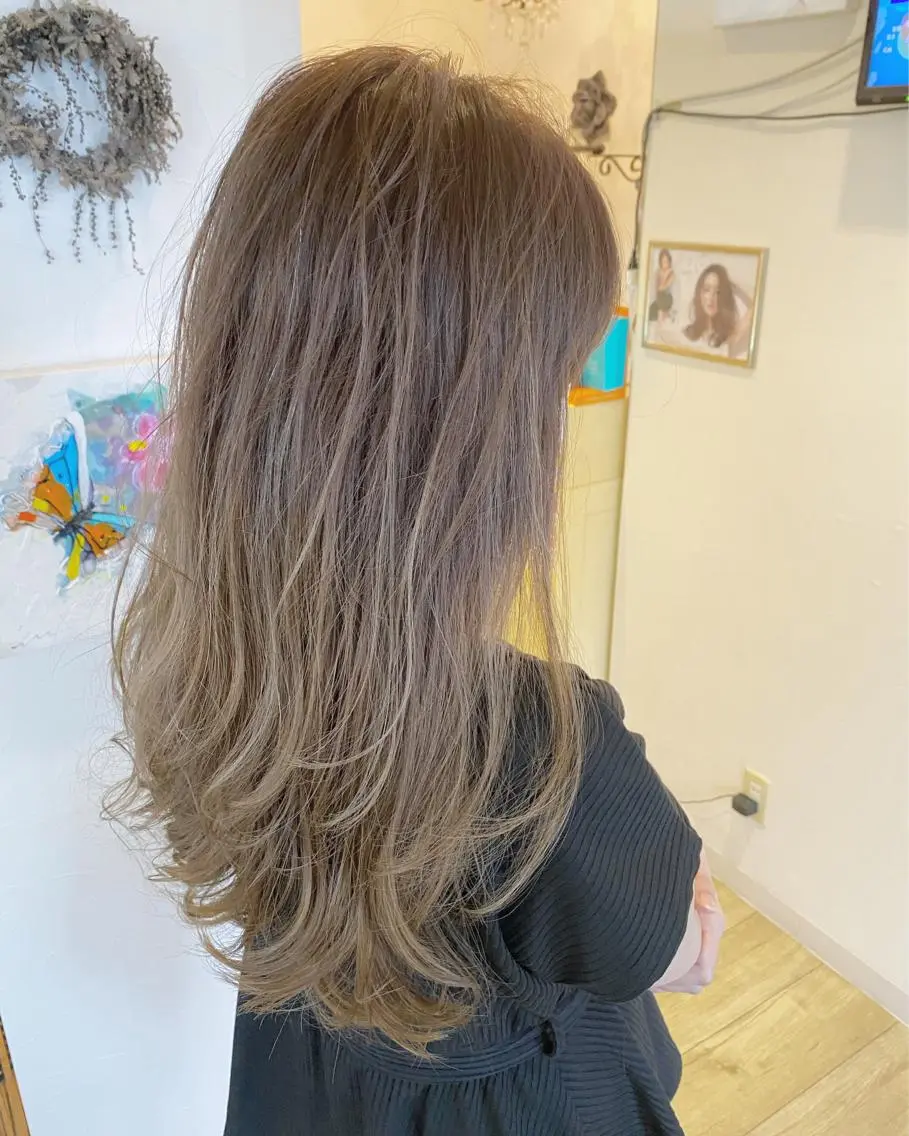 ミディアム カラー バレイヤージュ ハイライトカラー ハイライト レイヤーカット カット ヘアカラー grand juteのヘアスタイル