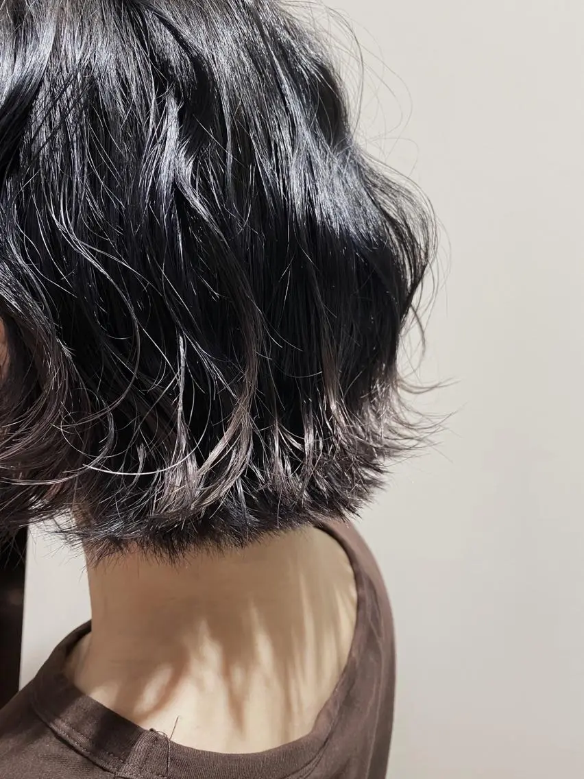 ショート カラー ショートボブ デザインカラー グラデーションカラー シルバー ボブ 川越 輝梨奈のヘアスタイル
