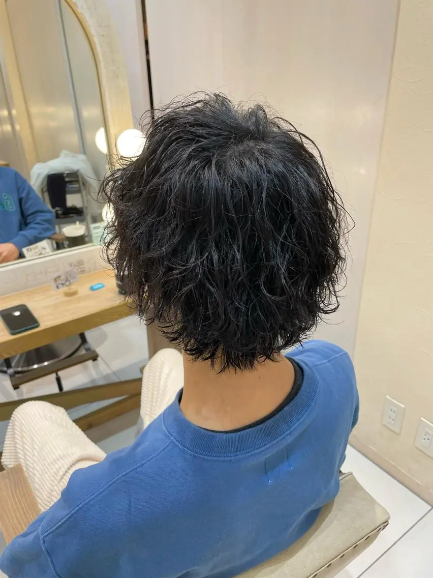ミディアム パーマ メンズ ミディアムパーマ メンズブリーチ メンズパーマ 波巻きパーマ くせ毛 カット 本厚木｜縮毛矯正/ 髪質改善/専門サロンのヘアスタイル
