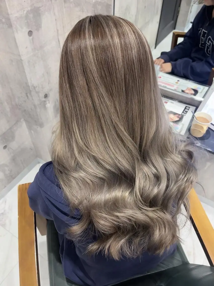 セミロング 🌈ハイトーンカラー /艶カラー🌈たくやのヘアスタイル