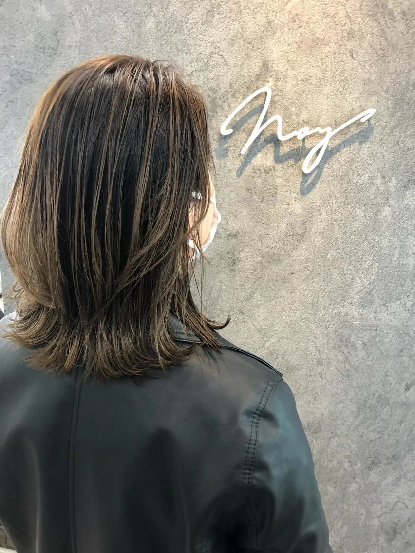 セミロング ハイライト 髪質改善 レイヤーカット 小顔カット 外ハネヘア カット パーマ トリートメント Noyヨシモト ヒロトのヘアスタイル