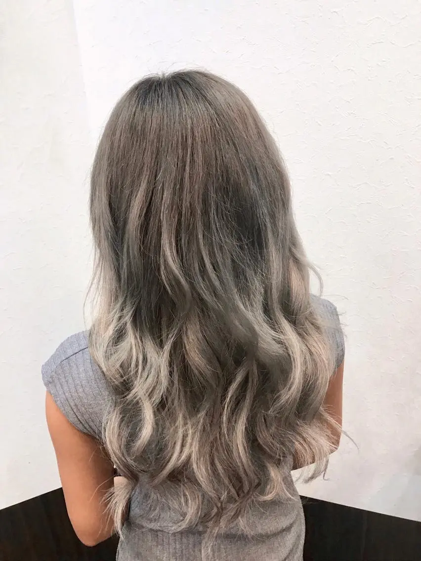 ロング カラー ブリーチ グラデーションカラー エクステ 色落ちまでキレイに! !女性サロンのヘアスタイル