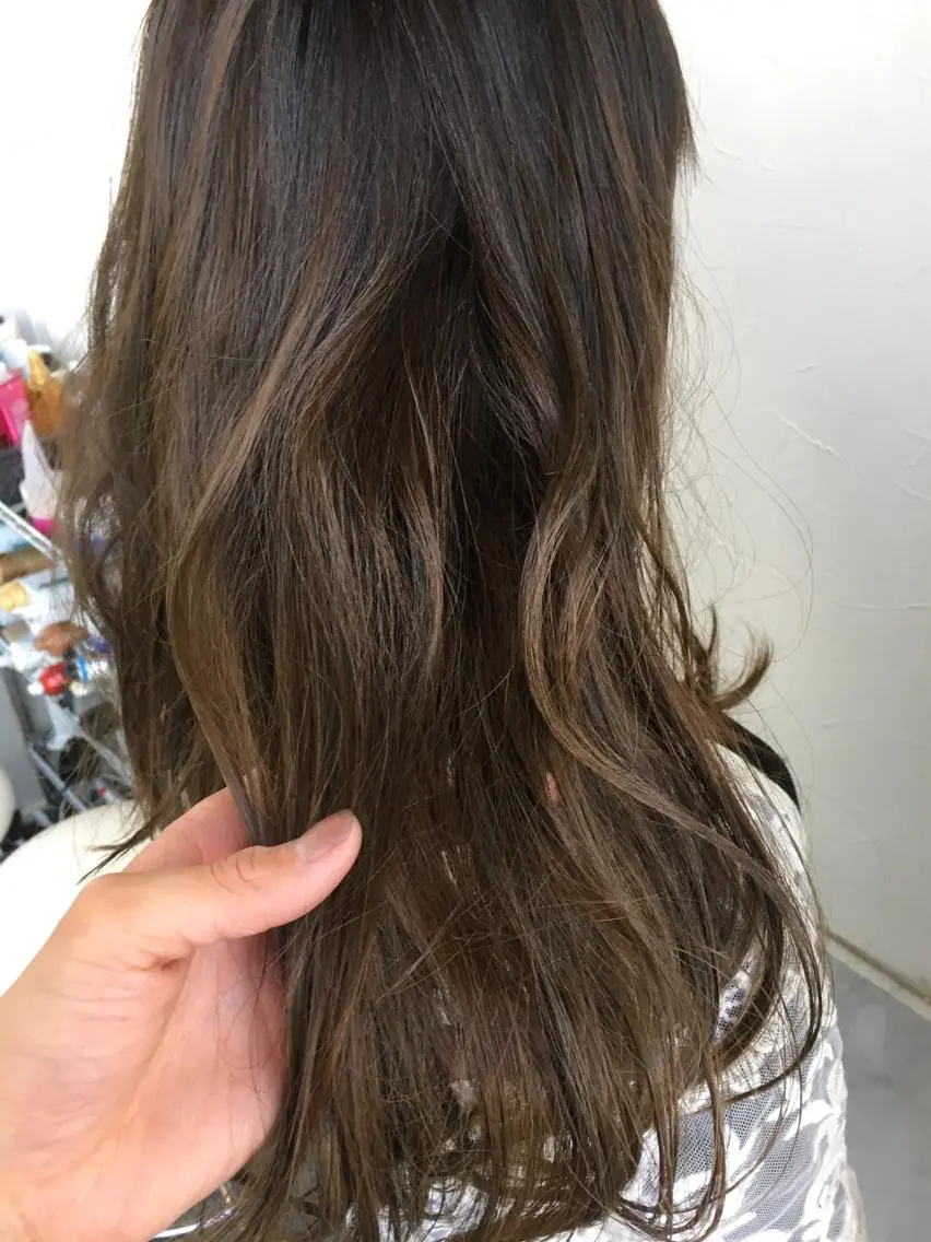 ロング カラー グラデーションカラー グレージュ 川合 勇気のヘアスタイル