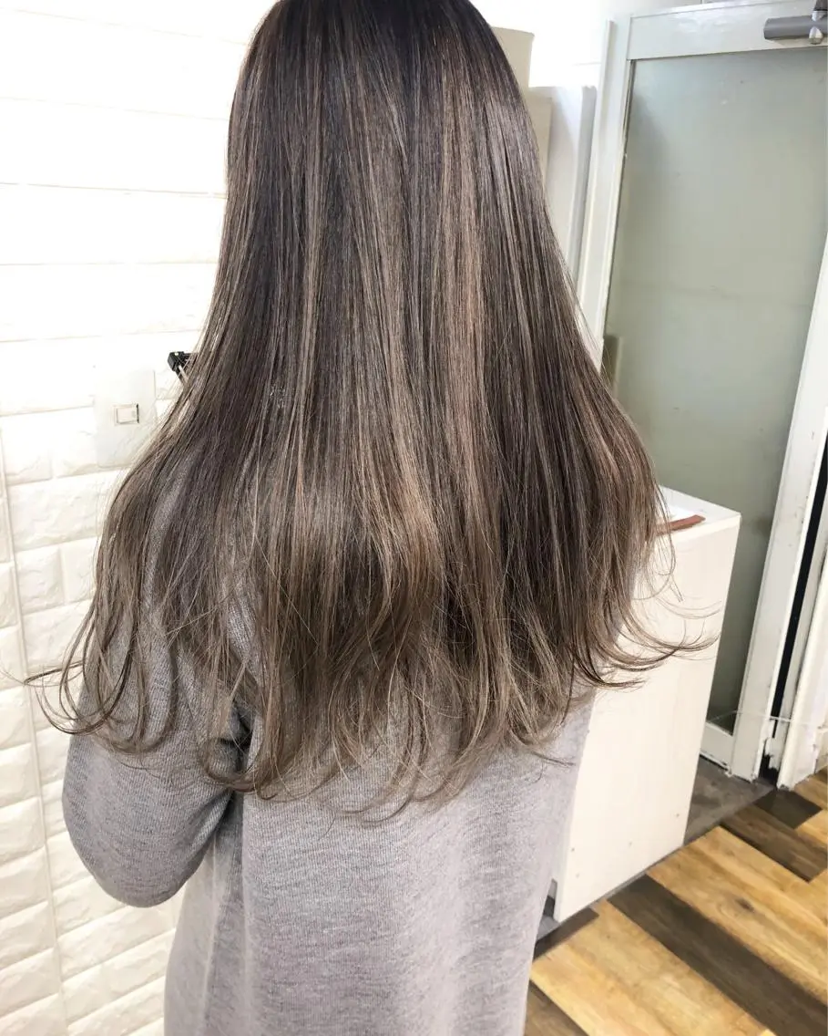 ロング カラー バレイヤージュ ブリーチ ケアブリーチ レイヤーカット ヘアカラー トリートメント famille ファミーユのヘアスタイル