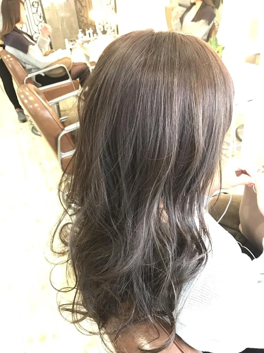 ロング カラー アッシュ アッシュグレー アッシュグレージュ グレージュ ハイライトカラー 小倉 聖也のヘアスタイル