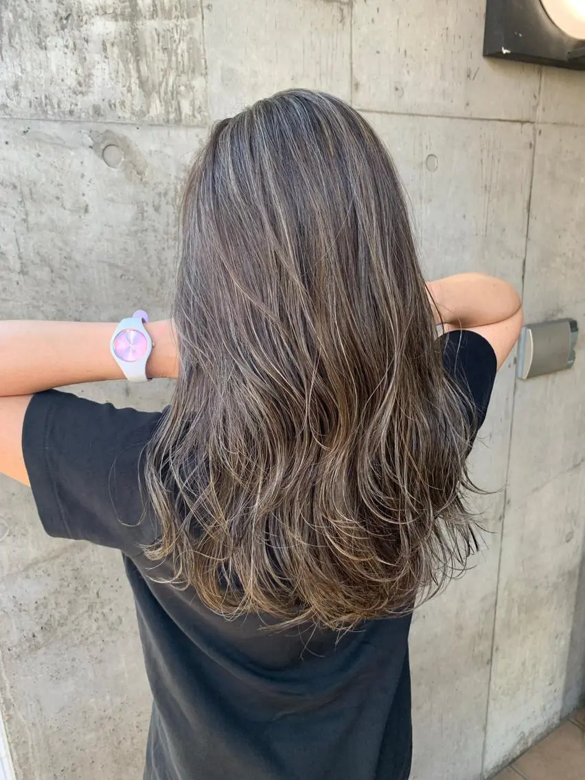 ロング カラー ハイライトカラー ハイライト ヘアカラー トリートメント ミルクティーベージュ ブリーチ 店長 清水のヘアスタイル