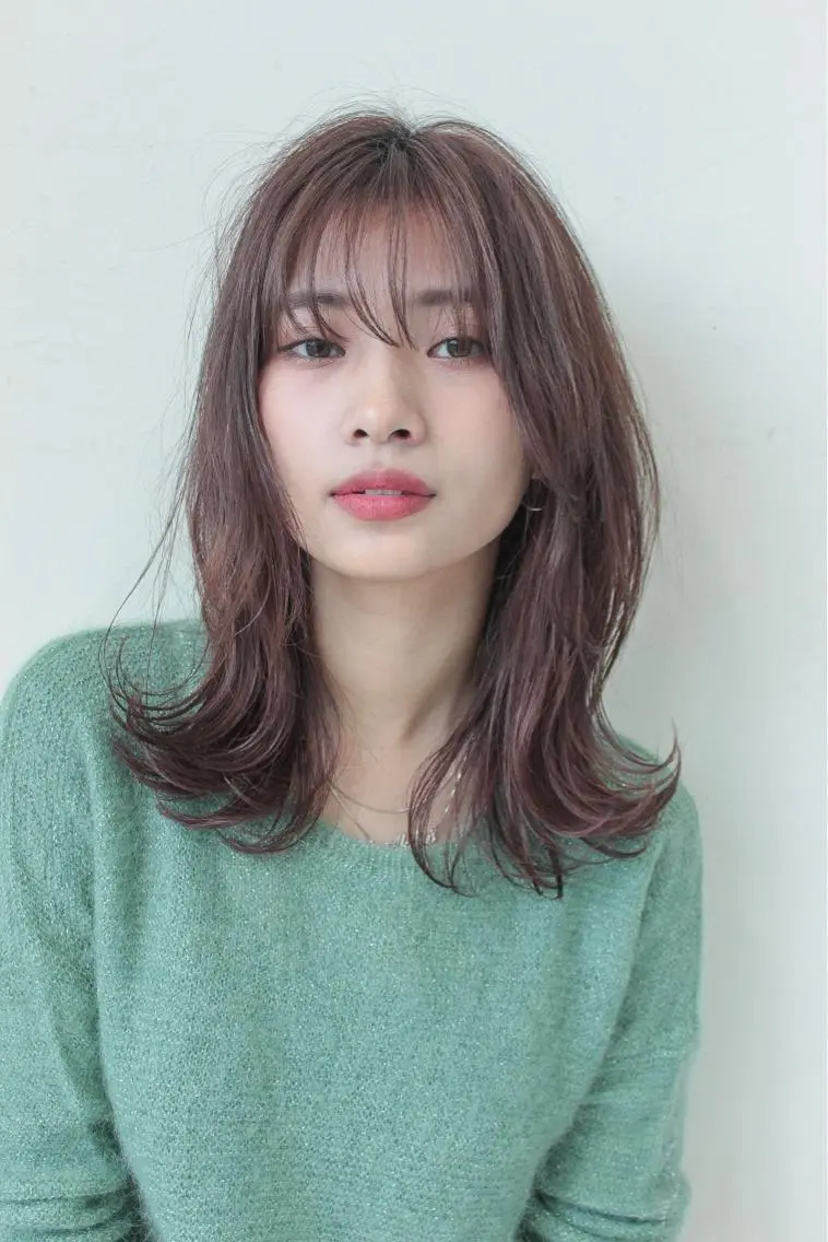 ミディアム カラー 外ハネヘア 中東 真子のヘアスタイル