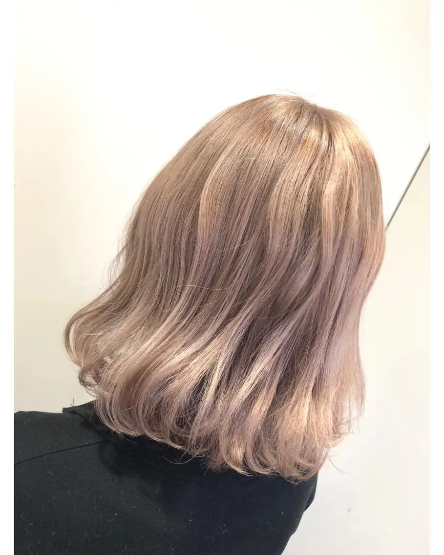 ミディアム カラー ベージュカラー ミルクティーベージュ ヘアカラー トリートメント ハイトーン/ブリーチ ルミエール/新栄/栄のヘアスタイル