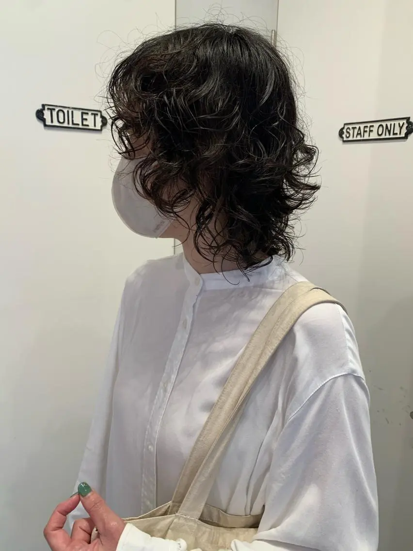 ミディアム ミディアムパーマ ウルフカット カット パーマ 山嵜 かなのヘアスタイル