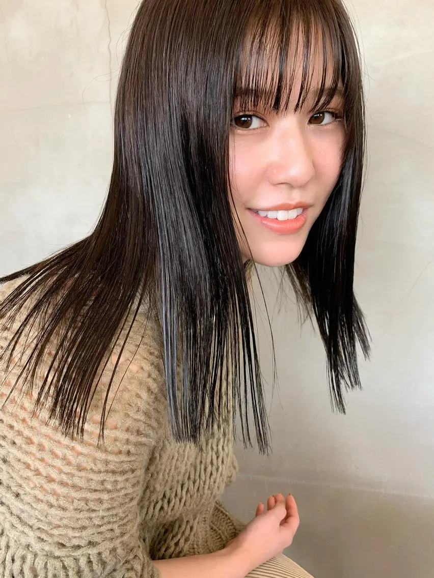 セミロング カラー グレージュ 榑松 恵里のヘアスタイル