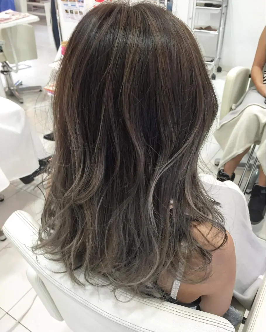 カラー ブリーチ グラデーションカラー ハイライトカラー 稲荷 友美のヘアスタイル