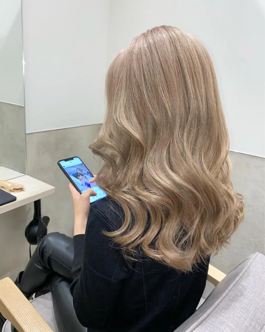 セミロング カラー ブリーチ 透明感HIDEのヘアスタイル
