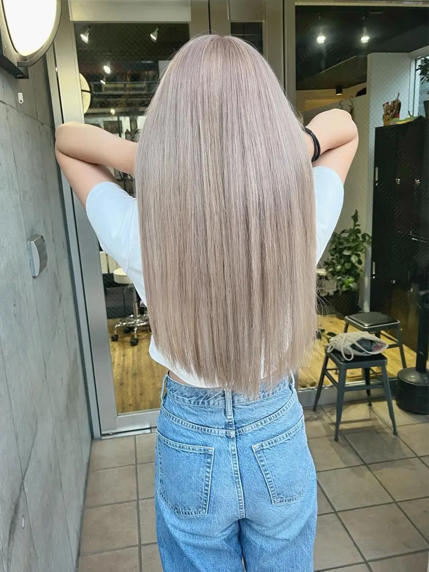 ロング カラー ベージュカラー ブリーチ ホワイトベージュ ヘアカラー トリートメント ミルクティーベージュ ブリーチ 店長 清水のヘアスタイル