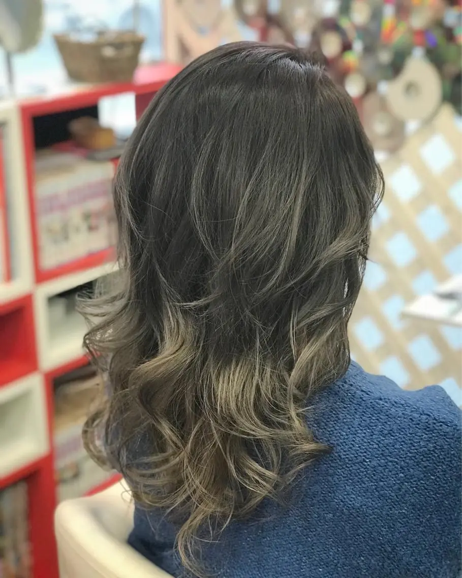 ロング カラー 岩谷/ブリーチ 🪽透明感カラーのヘアスタイル