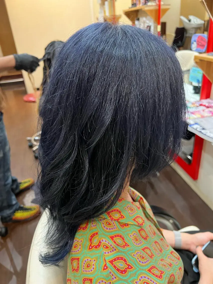 ミディアム カラー 黒髪 ブリーチ ブルーカラー ブルーブラック 顔周りカット カット ヘアカラー まさき✂︎ /ブリーチカラーのヘアスタイル