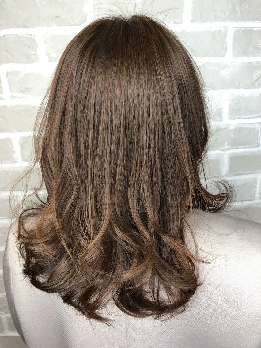 セミロング カット ヘアカラー トリートメント トレヴァー デルチザンのヘアスタイル