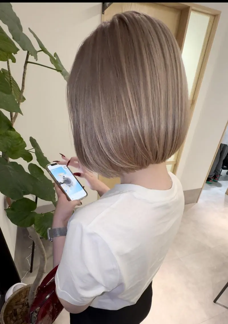 ショート カラー パーマ ベージュカラー ブリーチ 透明感カラー ダブルカラー ハイトーンカラー ブリーチ矯正💐 ミルクティー💐ナオのヘアスタイル