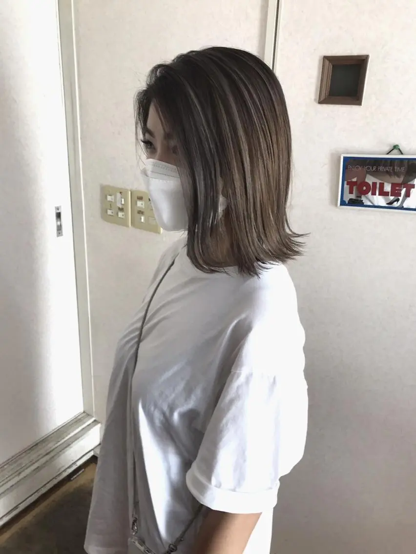 ミディアム カラー ヘアアレンジ グレージュ ハイライトカラー ハイライト ヘアカラー 三輪 太一のヘアスタイル