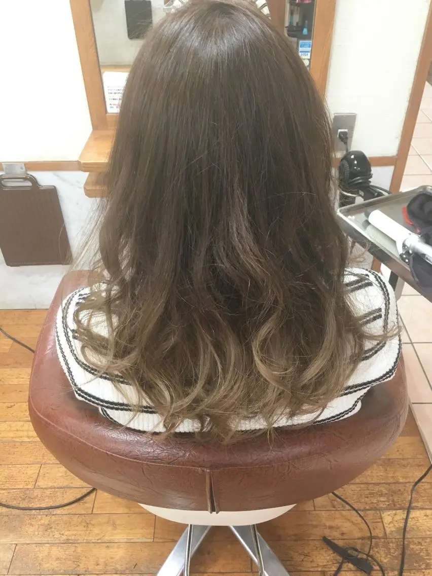 セミロング カラー ベージュカラー グラデーションカラー ディレクター ノナカのヘアスタイル