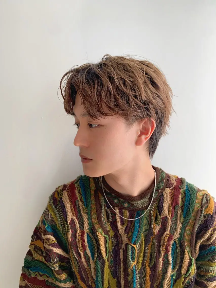 ショート パーマ メンズ メンズブリーチ センターパート フェードカット メンズハイライト メンズハイトーン カット パーマ ヘアセット メンズStylist 山根慧のヘアスタイル