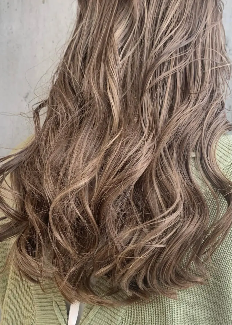 ロング ハイライト カット ヘアカラー Lino by hoNuaのヘアスタイル