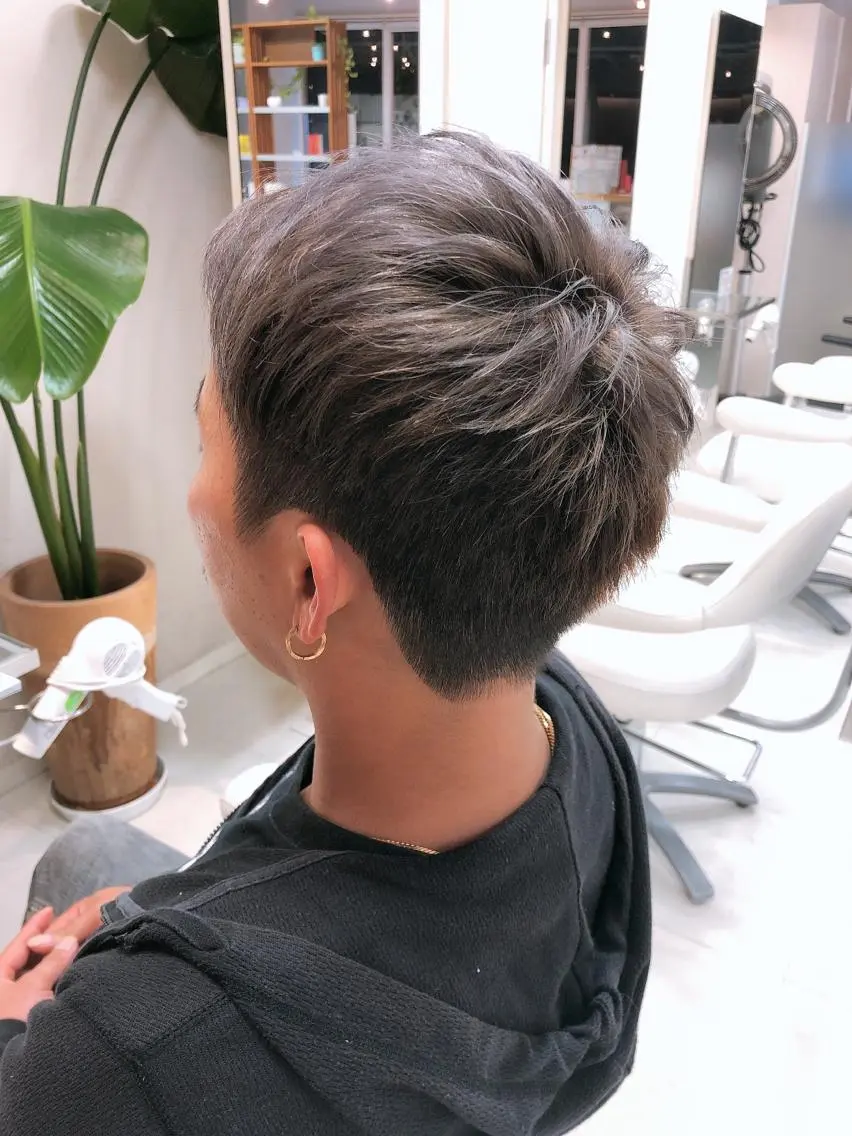 カラー メンズ メンズブリーチ メンズハイライト ブリーチ ハイライトカラー シルバー カット ヘアカラー 阿部 美咲のヘアスタイル