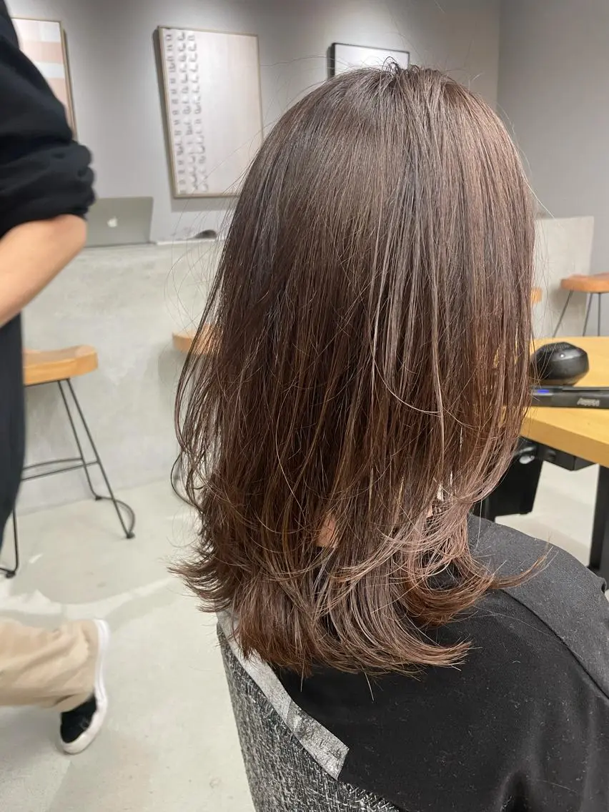 ミディアム カラー ヘアアレンジ グレージュ レイヤーカット クドウレイ fifth神南のヘアスタイル