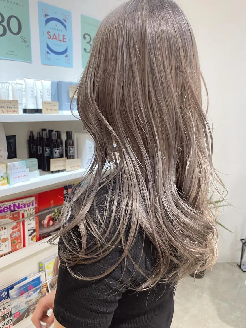 ロング カラー グレージュ シルバー シルバーグレージュ 外国人風カラー ヘアカラー Rina  のヘアスタイル