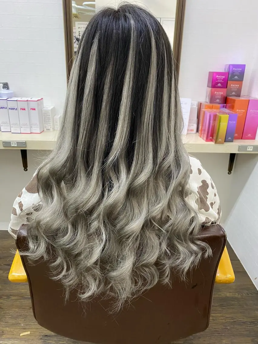 ロング カラー ダークシルバー シルバー ホワイトシルバー IwAsh大和駅前店 河野亜里香のヘアスタイル