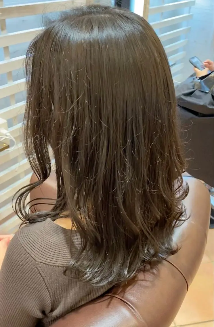 ミディアム カラー オリーブグレー ブリーチなし✨艶髪 カラー𓃲YAGIのヘアスタイル