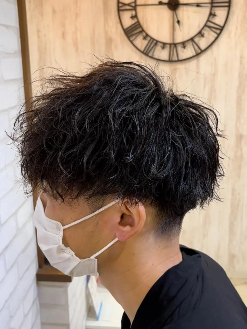 パーマ メンズ マッシュ メンズパーマ ツイストスパイラルパーマ 刈り上げ スパイラルパーマ 【店長】メンズ職人 短髪　ハイトーン🔥のヘアスタイル