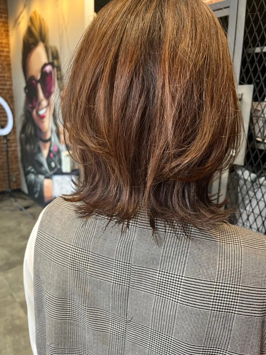 ミディアム カラー パーマ ヘアアレンジ メンズ キッズ マツエク・マツパ アイブロウ ミディアムパーマ メンズパーマ ブラウンカラー ケアカラー 透明感カラー 久木原 ゆりのヘアスタイル