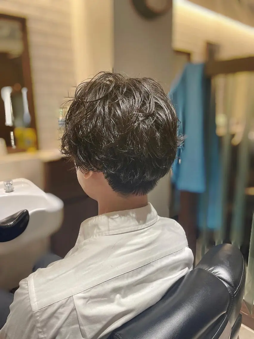 ミディアム パーマ メンズ センターパート パーマ 岡崎 隆晟のヘアスタイル