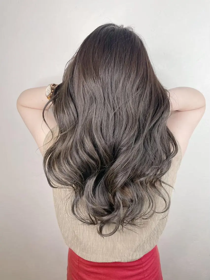 セミロング ボブ 斜めバング 外国人風カラー 伸ばしかけ ハイライト カット ヘアカラー トリートメント _WHITE鳳店 アンダーバーホワイトのヘアスタイル