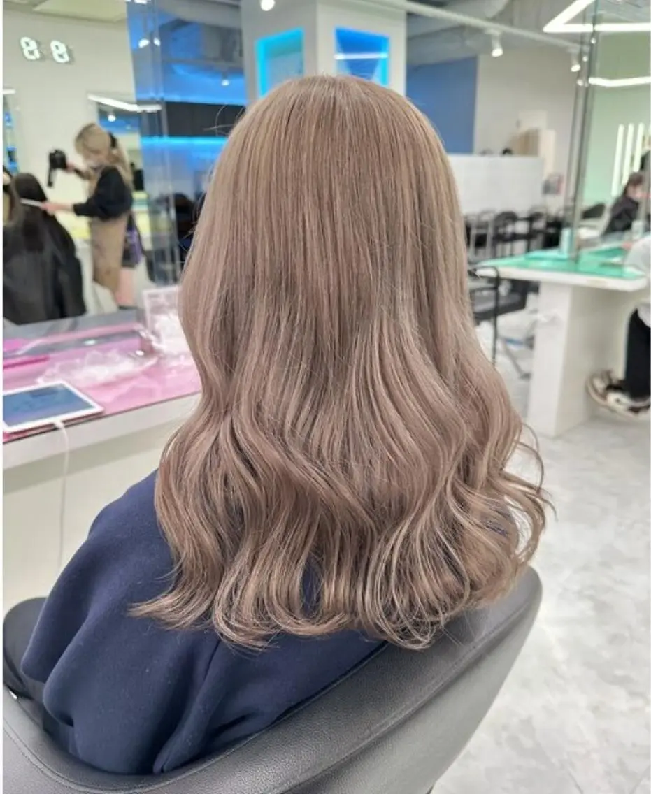 セミロング カラー ブリーチ ケアブリーチ ハイトーンカラー 髪質改善 トリートメント 🌈カラーとエクステ 専門店🌈のヘアスタイル