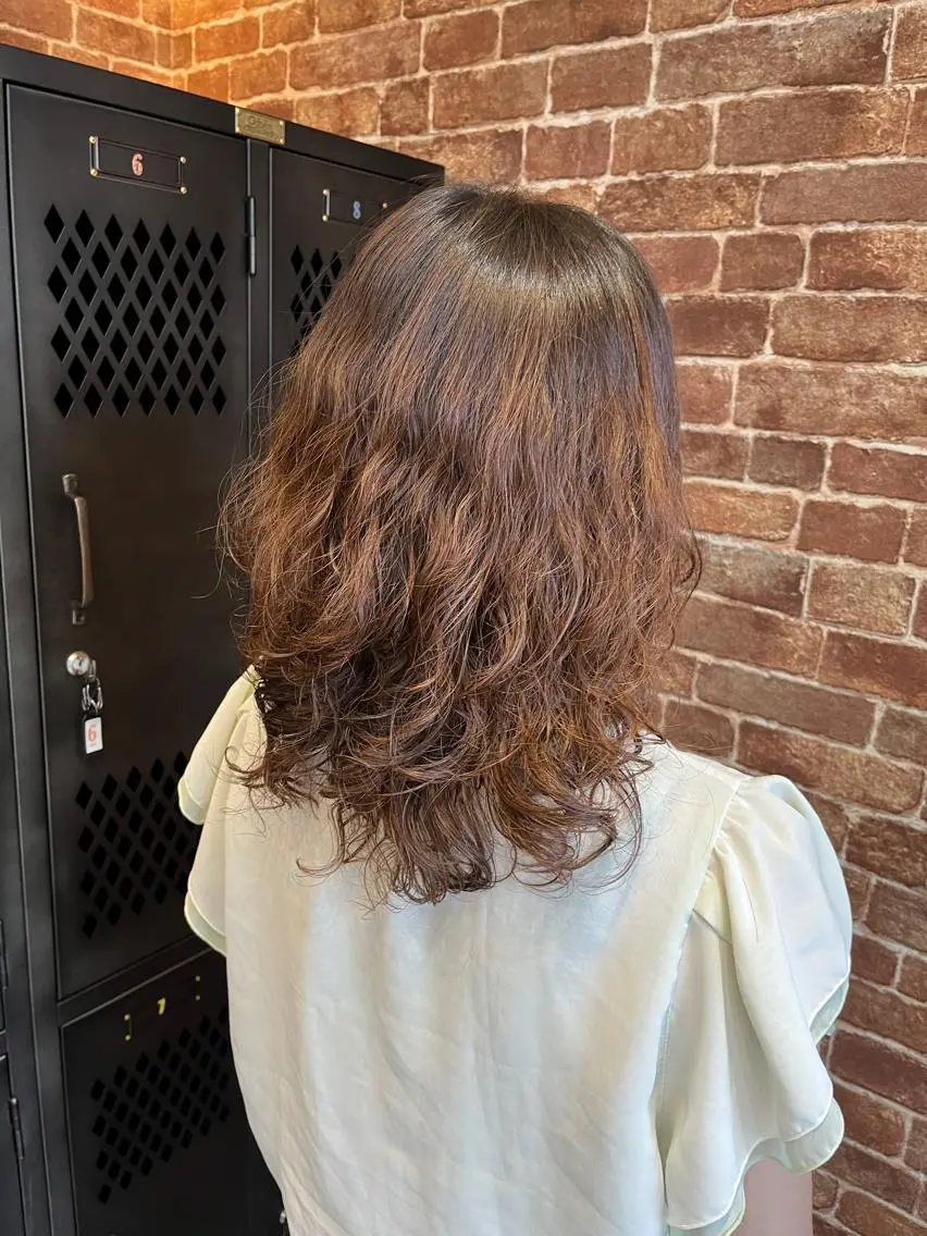 セミロング カラー パーマ ヘアアレンジ メンズ キッズ マツエク・マツパ アイブロウ メンズパーマ セミロングパーマ ブラウンカラー ケアカラー 透明感カラー 久木原 ゆりのヘアスタイル