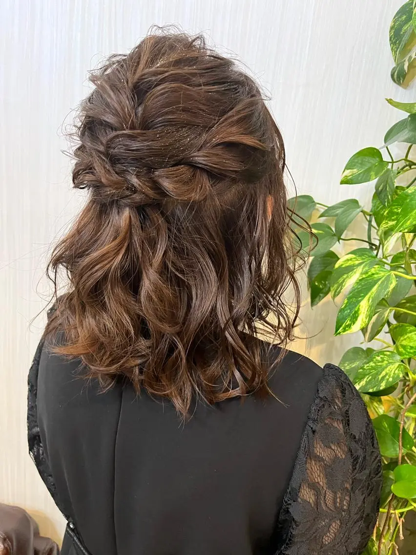 セミロング ヘアアレンジ ハーフアップ 結婚式・ブライダル ヘアセット きむえり/髪質改善 /うねり広がり改善のヘアスタイル