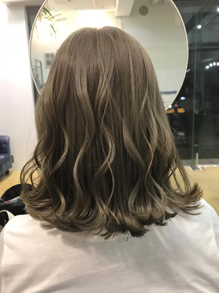 ミディアム カラー ヘアアレンジ アッシュ ミルクティーアッシュ カット ヘアカラー 松井 敬太郎のヘアスタイル